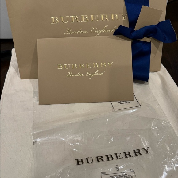 Burberry Contrast Check Sleeveless shirt - Picture 7 of 7